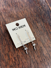 Cargar imagen en el visor de la galería, Faith in the Cross Dangle Earrings