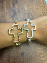 Cargar imagen en el visor de la galería, Gold or Silver Hammered Cross Mixed Metal Stretch Bracelet
