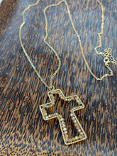 Cargar imagen en el visor de la galería, Gold Beaded Cross Pendant Necklace
