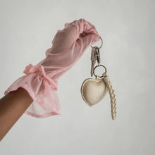 Cargar imagen en el visor de la galería, Puffy Heart Leather Keychain - Sand
